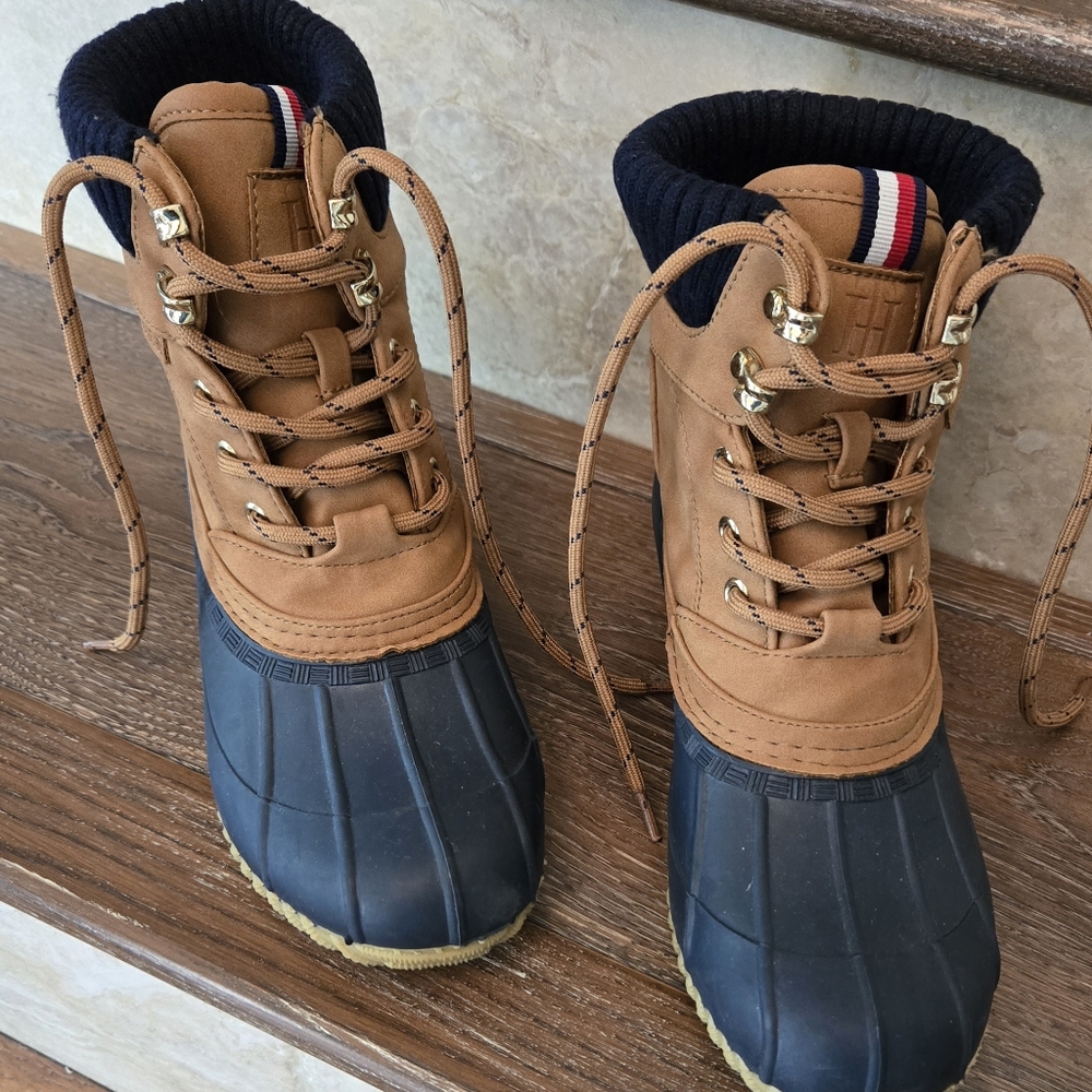 Tommy Hilfiger Womens Duck Boots Size 6, US. Waterproof Rubber Bottoms
